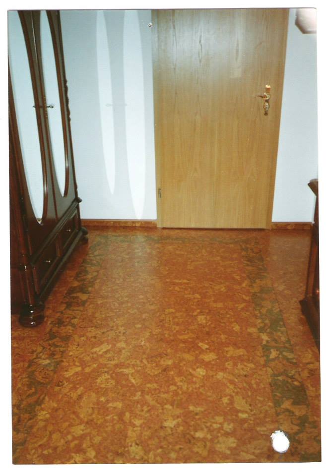 Korkparkett in Flur verlegen, Korkfussboden im Korridor und Eingangsbereich, Beispielfoto