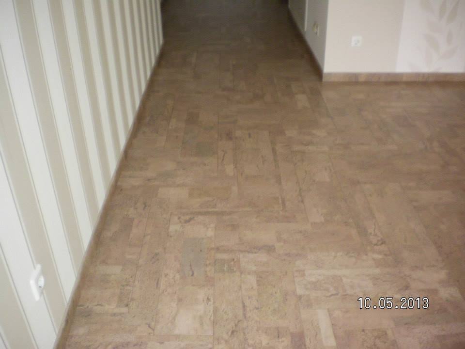 Korkparkett in Flur verlegen, Korkfussboden im Korridor und Eingangsbereich, Beispielfoto