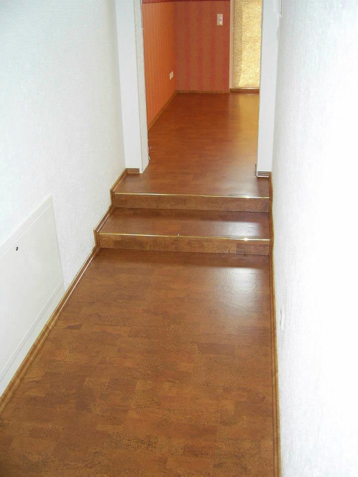 Korkparkett in Flur verlegen, Korkfussboden im Korridor und Eingangsbereich, Beispielfoto