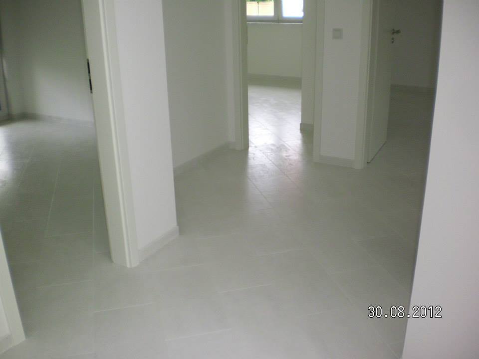 Korkparkett in Flur verlegen, Korkfussboden im Korridor und Eingangsbereich, Beispielfoto