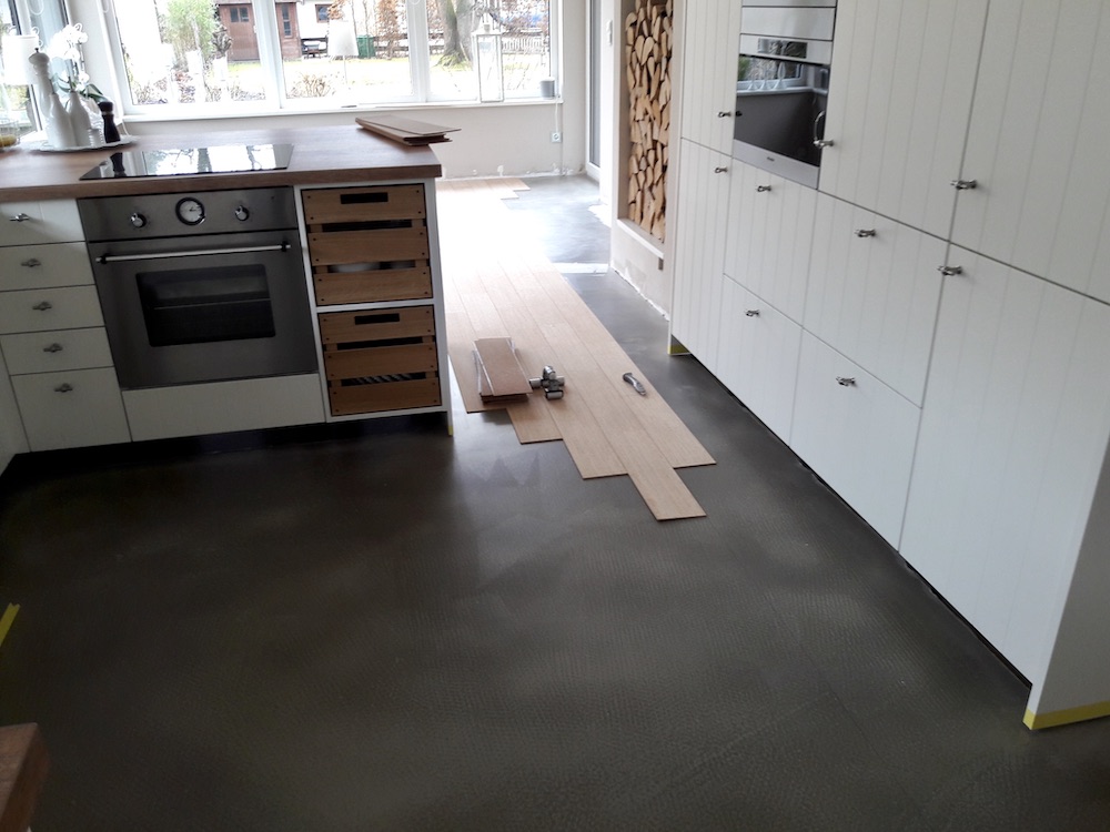 Korkparkett in Küche verlegt, Schritt für Schritt