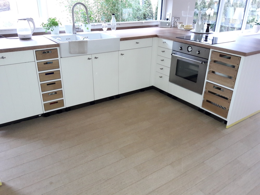 Korkparkett in Küche verlegt, Schritt für Schritt