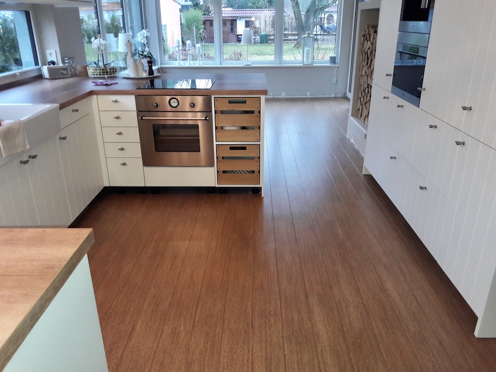 Korkparkett in Küche verlegt, Schritt für Schritt