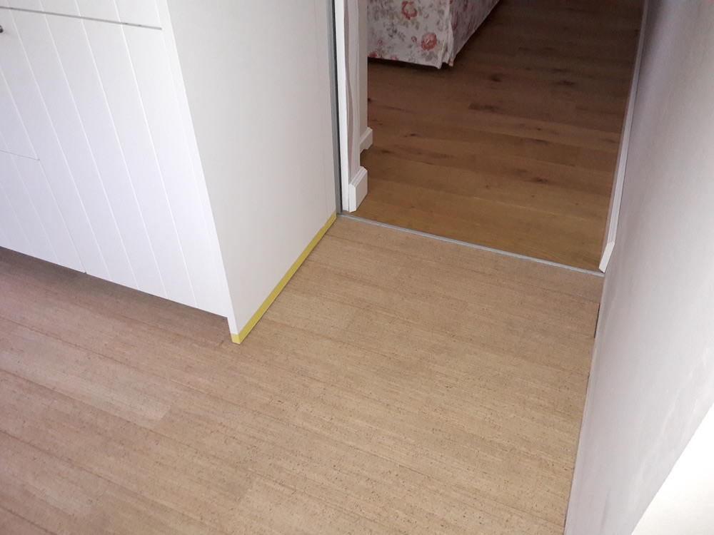 Korkparkett in Küche verlegt, Schritt für Schritt